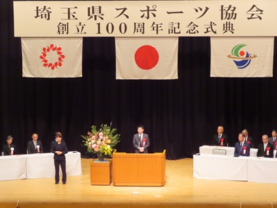 写真：祝辞を述べる議長