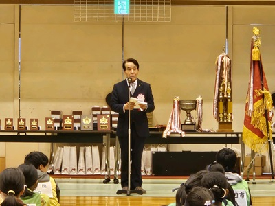 写真：祝辞を述べる副議長