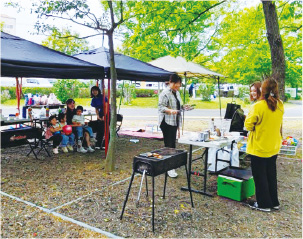 広場でバーベキューを楽しむ様子