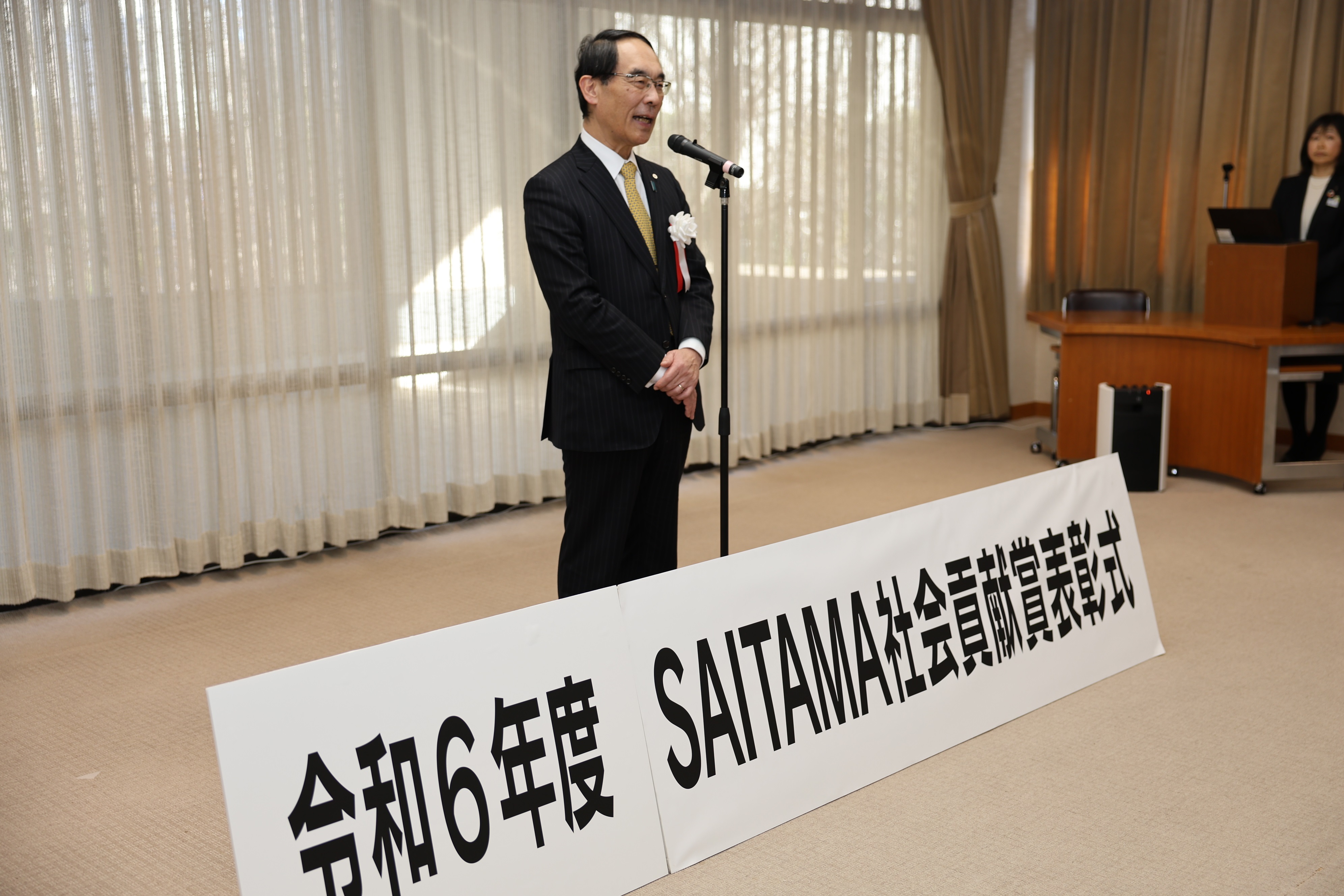 表彰式で挨拶をする知事の写真