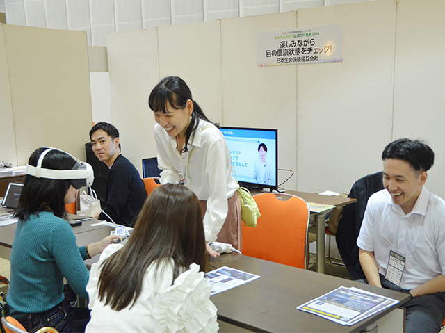 目の健康状態をチェックしている写真