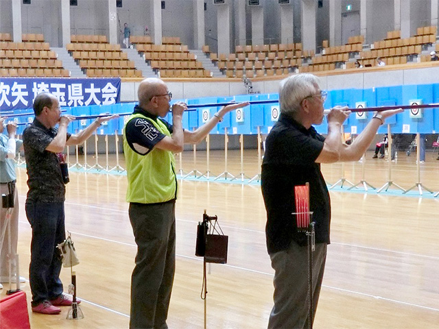 吹き矢をしている写真
