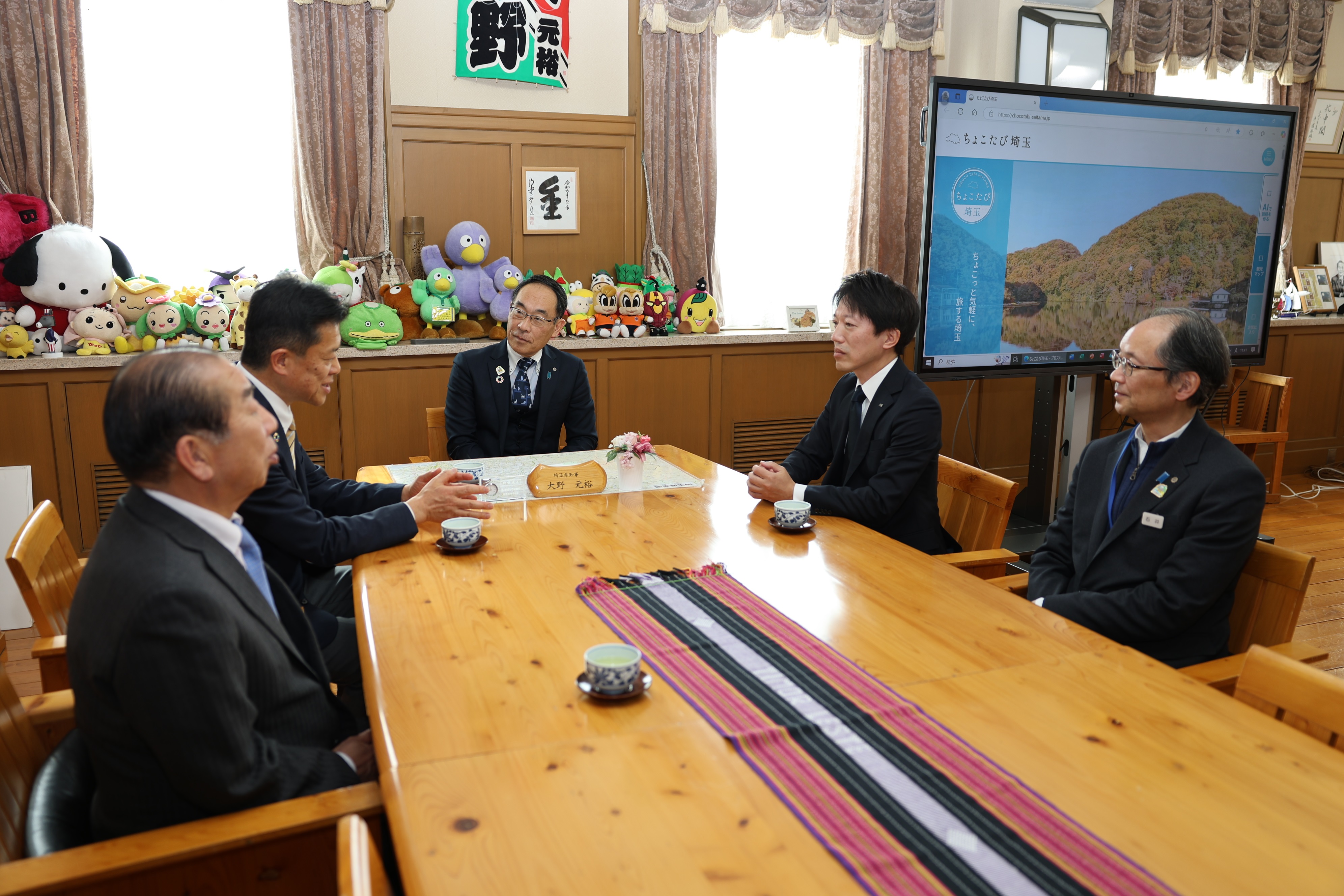 締結式で訪問者と歓談する知事の写真