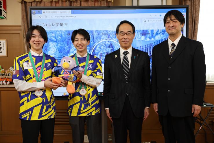 表敬訪問で訪問者と集合写真に映る知事の写真