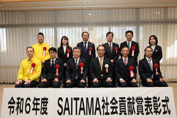 表彰式で訪問者と記念撮影をする知事の写真