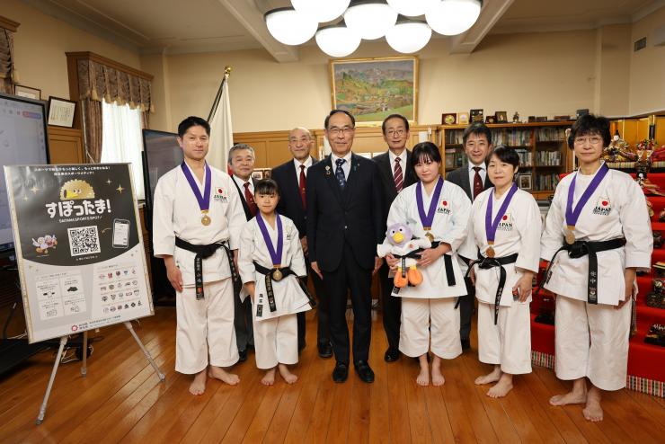 表敬訪問で訪問者と集合写真を撮る知事の写真