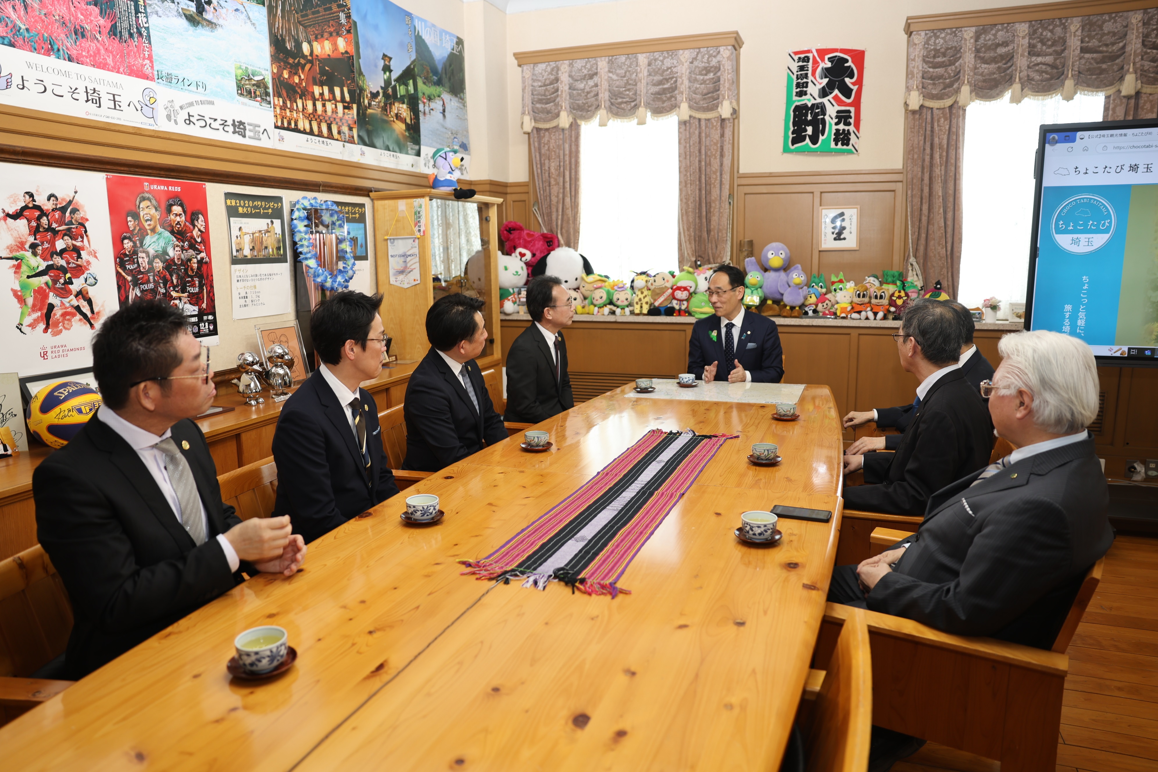 締結式で訪問者と歓談する知事の写真