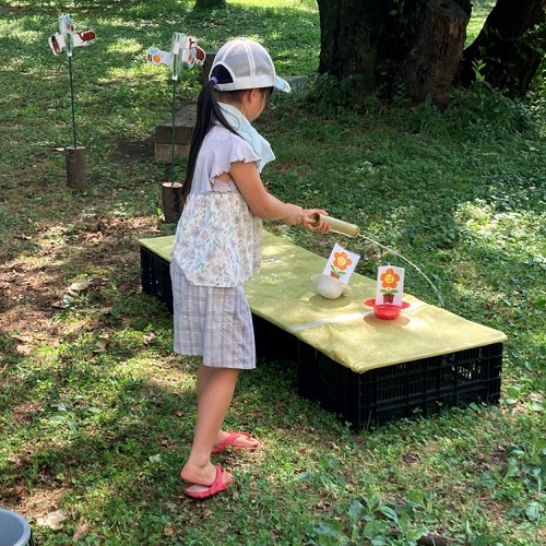 公園で遊ぶ子供の写真