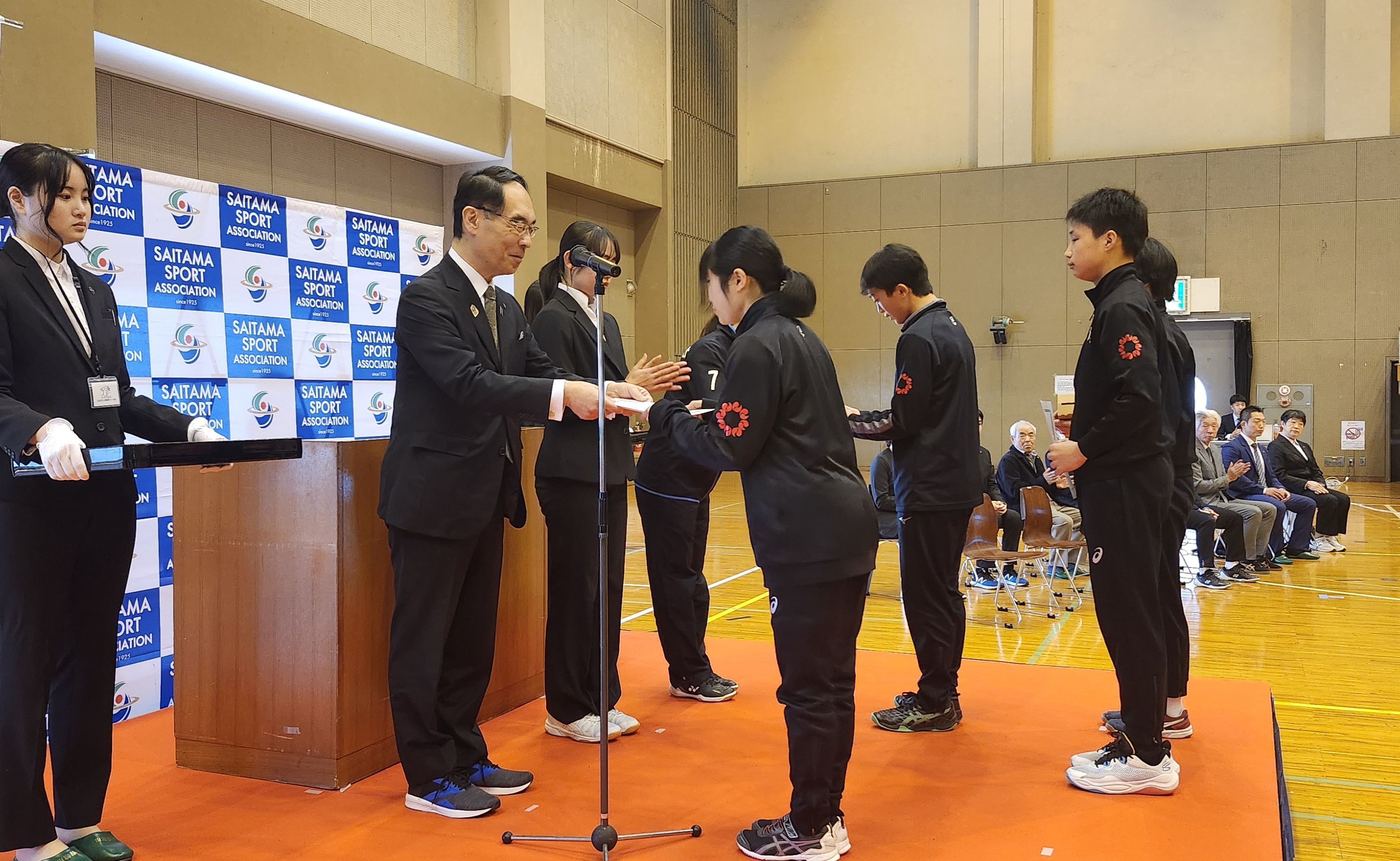 成果報告会及び閉講式で証書を手渡す知事の写真