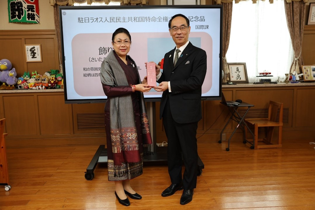 表敬訪問で訪問者と記念写真を撮る知事の写真