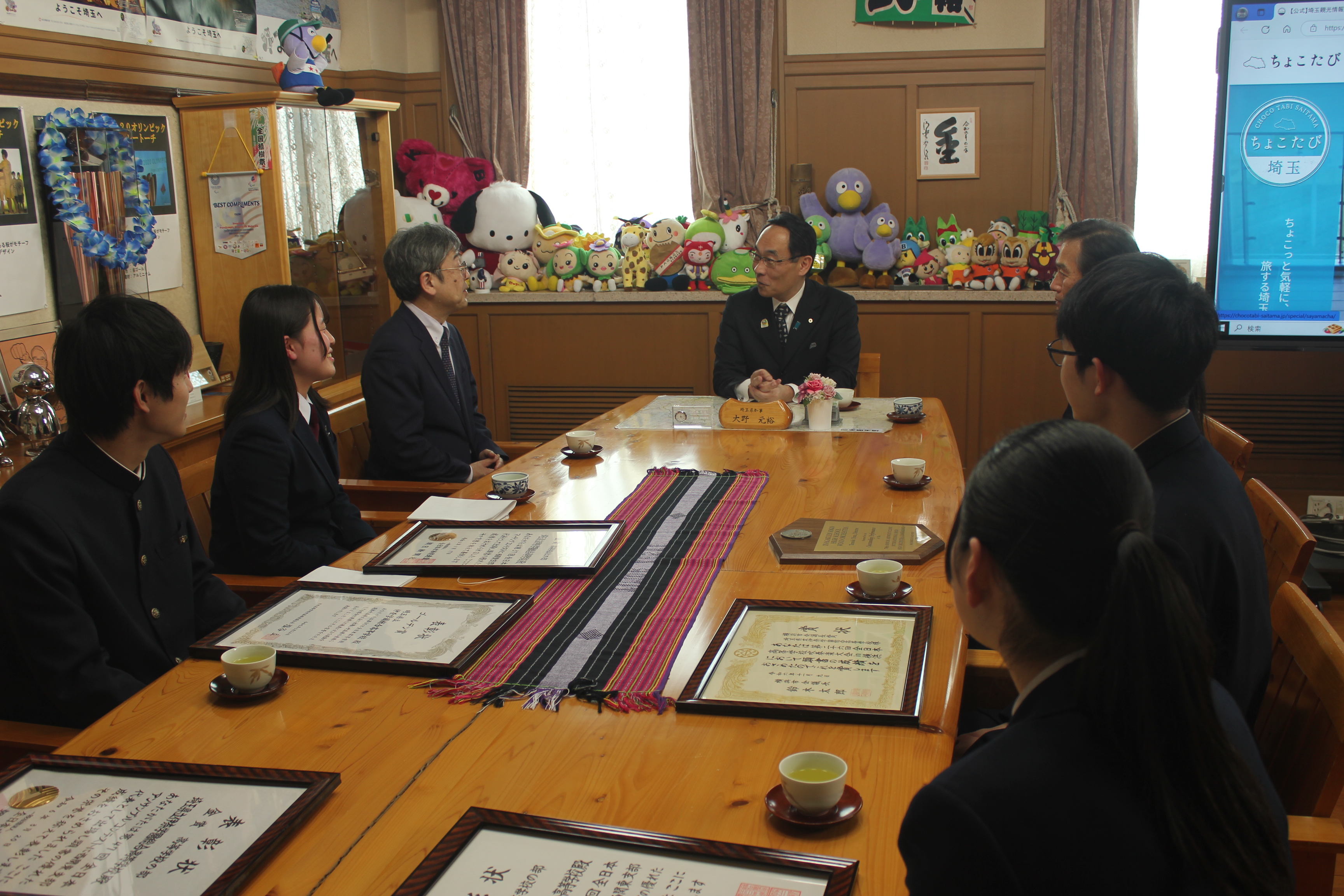 表敬訪問で訪問者と歓談する知事の写真