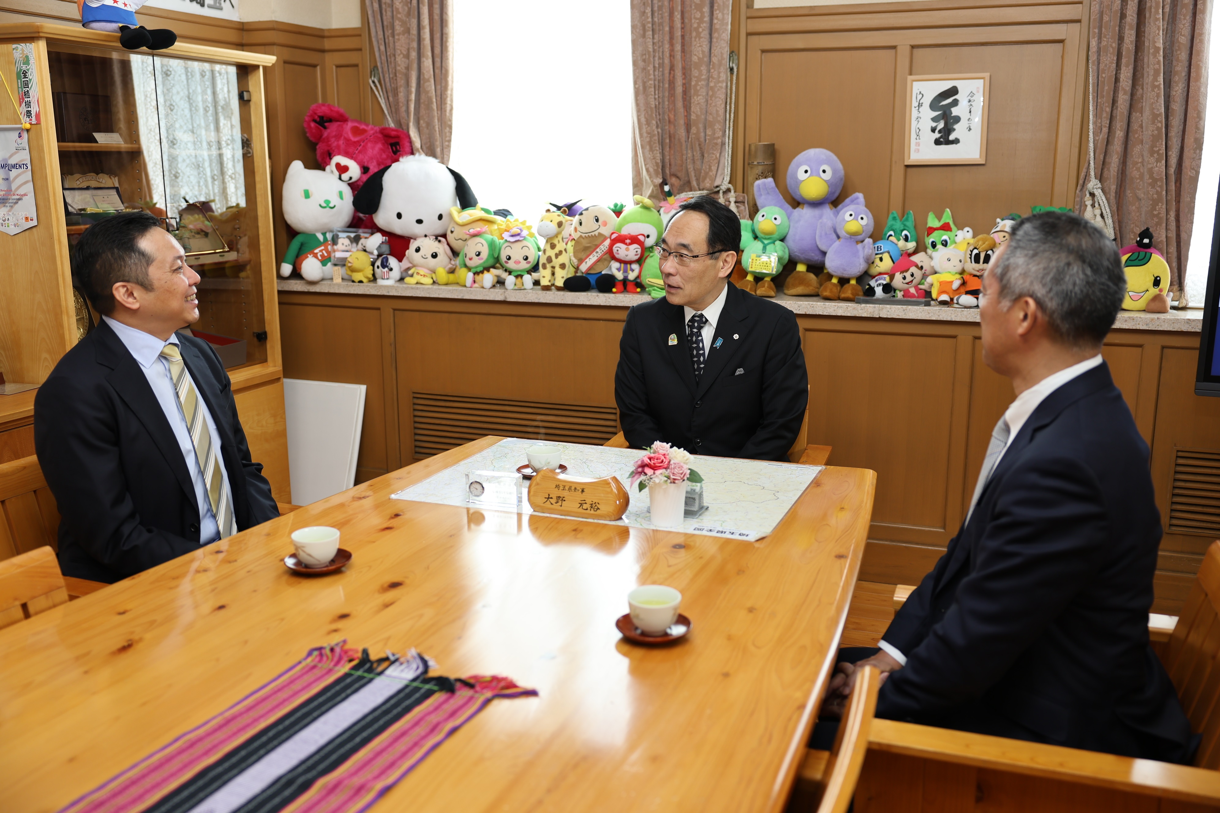 感謝状贈呈式で訪問者と歓談する知事の写真