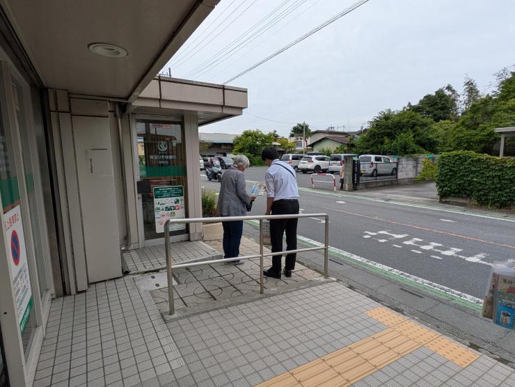 啓発品を配布している写真
