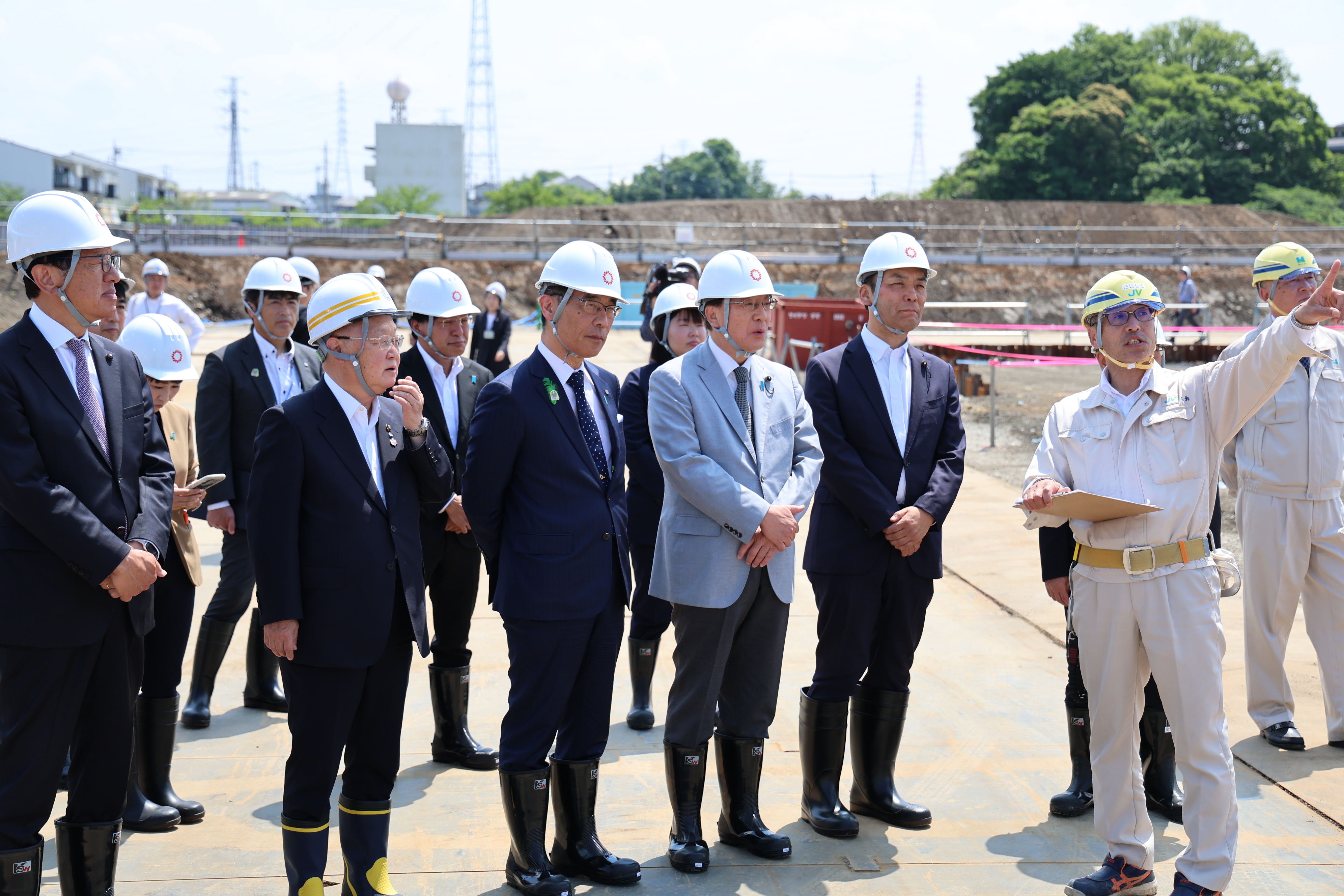 建設工事視察で関係者から話を聞く知事の写真