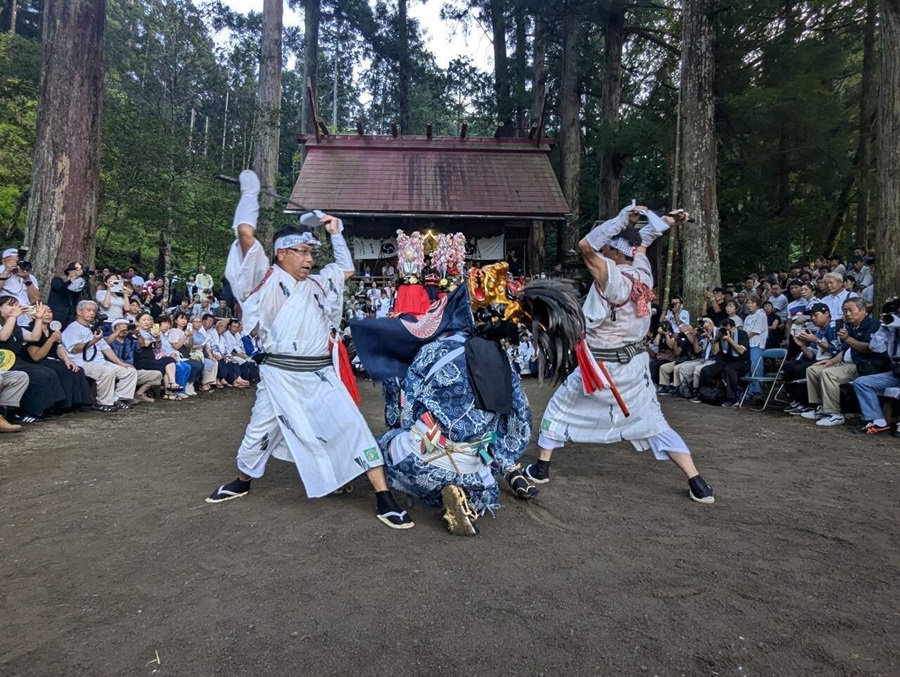 画像：下名栗諏訪神社獅子舞