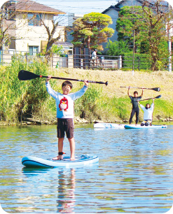 大落古利根川河畔で水上アクティビティをしている子供たち
