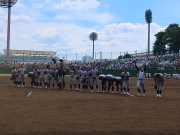 答礼する叡名高校選手