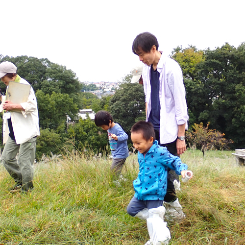 親子ではらっぱで遊ぶ様子の写真
