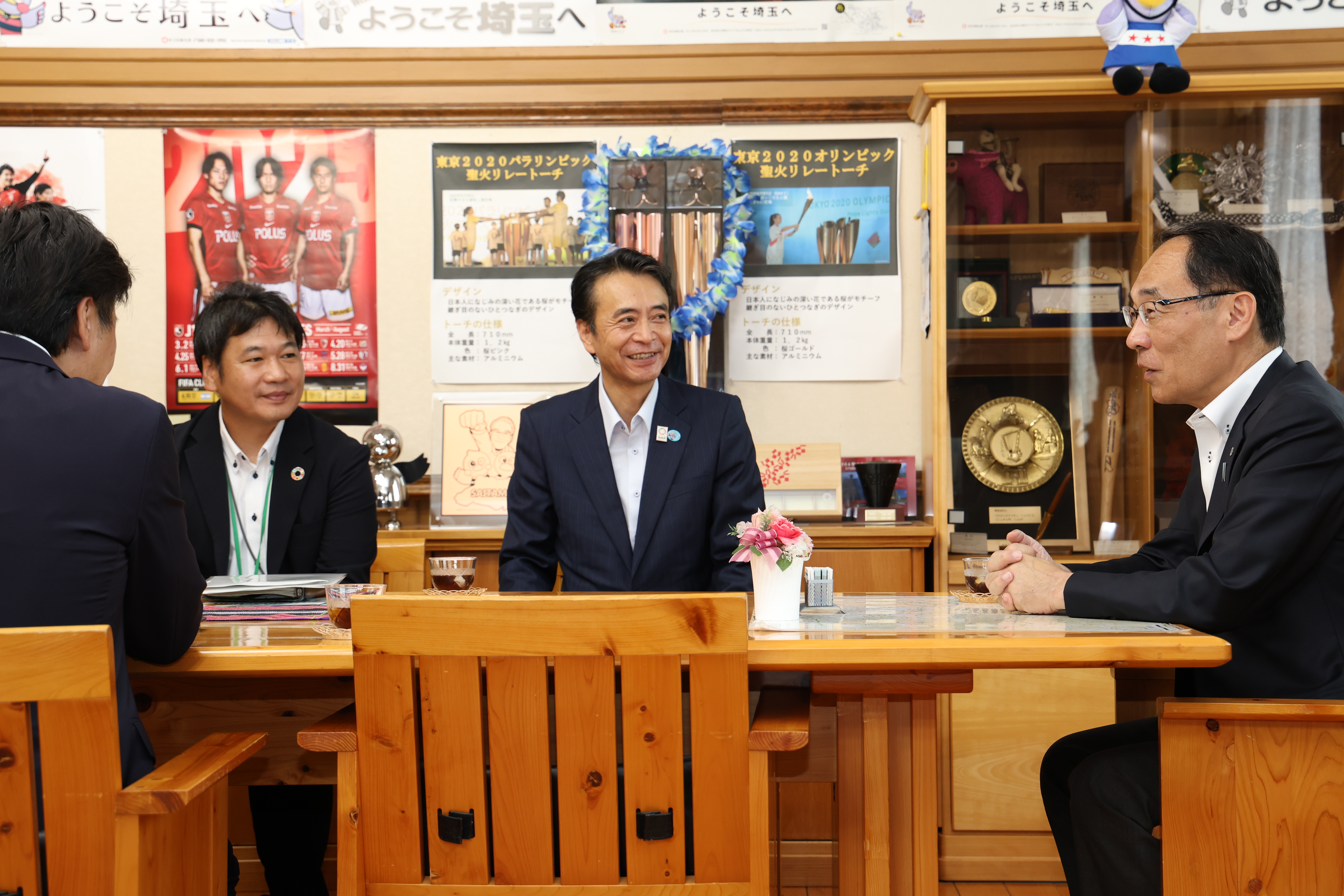 株式会社埼玉りそな銀行担当者と歓談する知事の写真