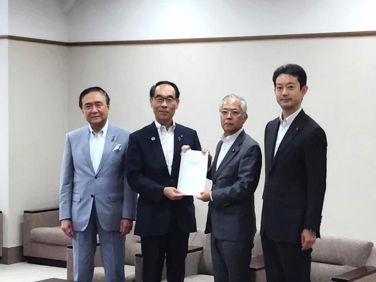 三県知事から財務副大臣への要望書手交時の写真