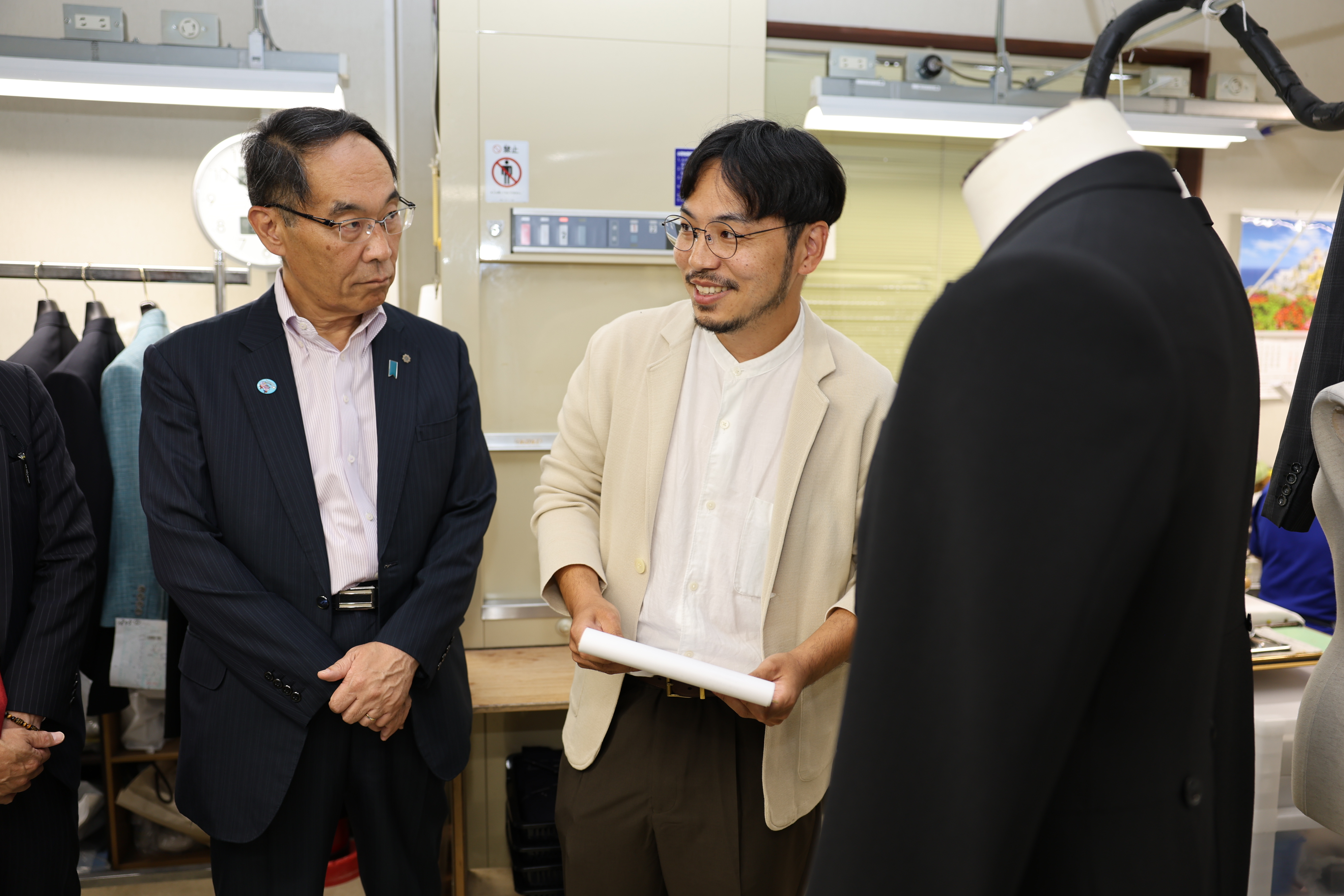 ふれあい訪問でエイワ株式会社（エイワ縫製）を訪問する知事の写真