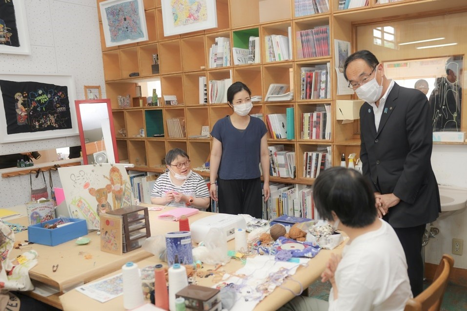 ふれあい訪問で社会福祉法人みぬま福祉会を訪れた知事の写真