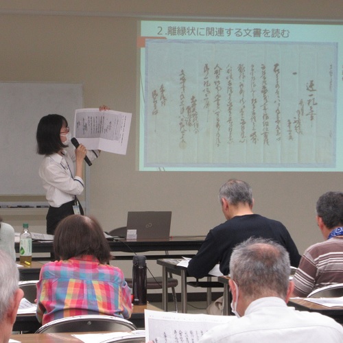 古文書の解説をする講師