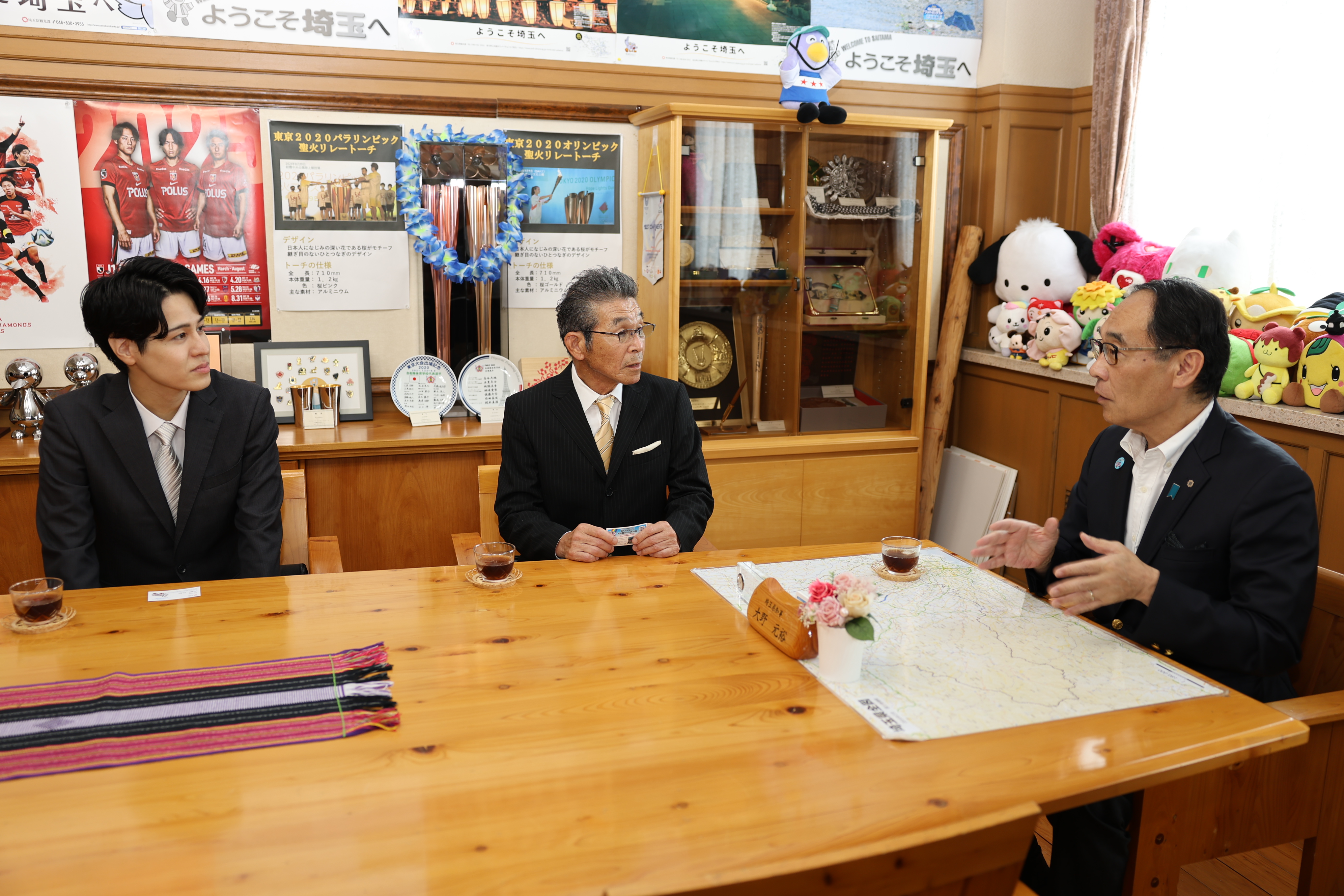 表敬訪問で訪問者と歓談する知事の写真