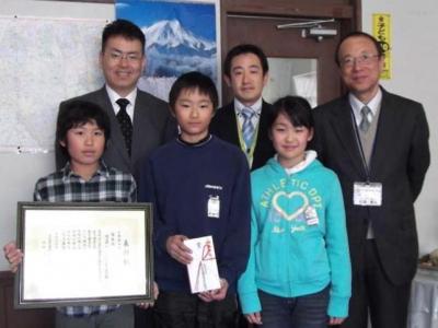 さいたま市立大宮小学校での表彰の記念写真