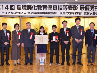 新座中学校での表彰の記念写真