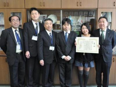春野小学校での表彰の記念写真