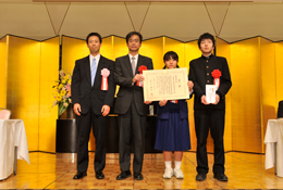 笹目中学校での表彰の様子