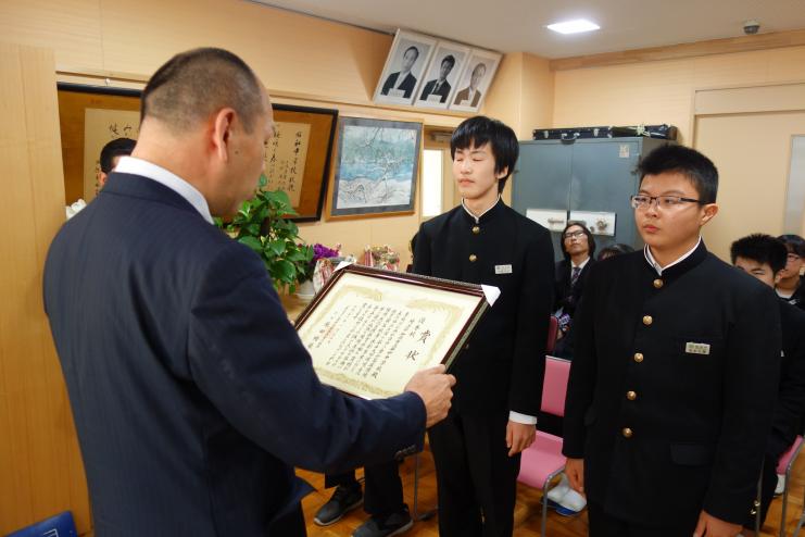 加須市立昭和中学校での表彰の様子