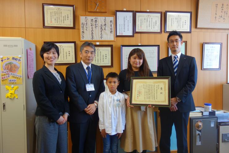 草加市立西町小学校の表彰式の様子
