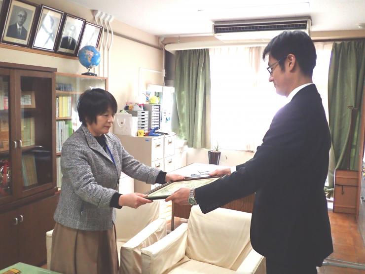 戸田市立喜沢小学校での表彰の様子