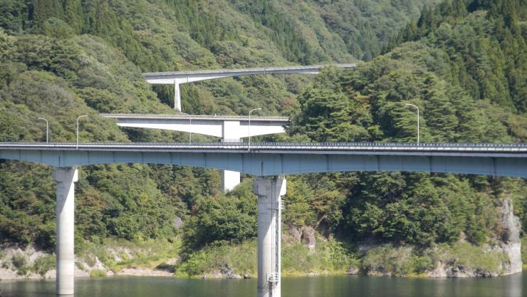 大川ダム湖面橋