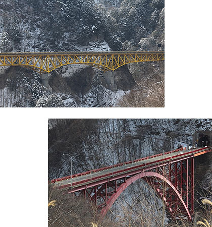 上の写真が雁坂大橋で、下の写真が豆焼橋