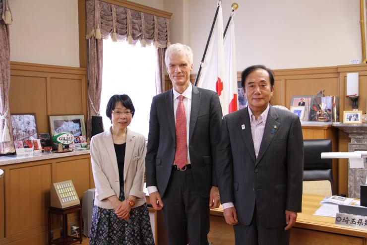 知事表敬（知事とシュライヒャー局長と教育長）