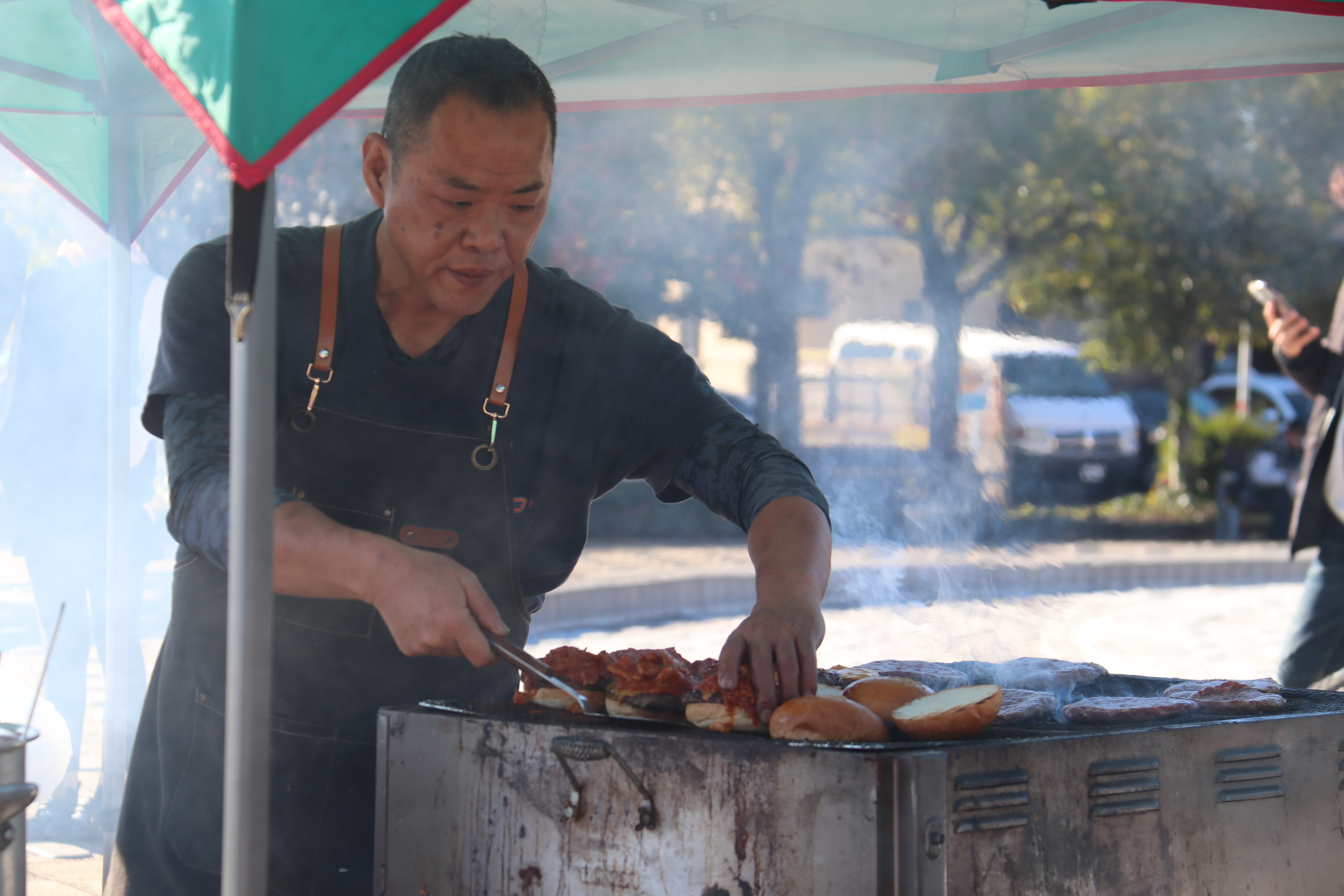 BigBangDinerの渡邉さんがハンバーガーを作っている様子