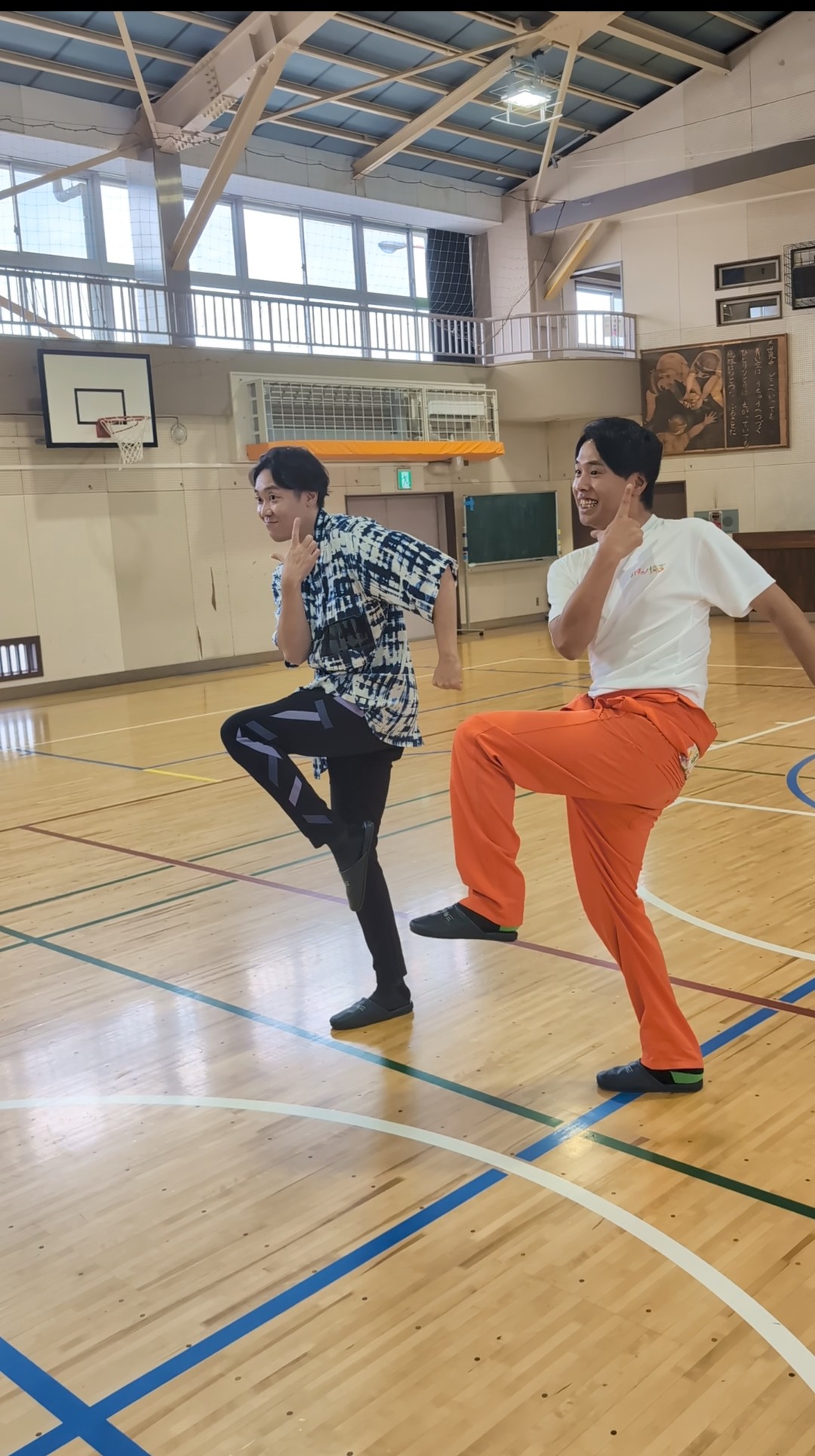 カナイさんとよしお兄さんがダンスをしている様子