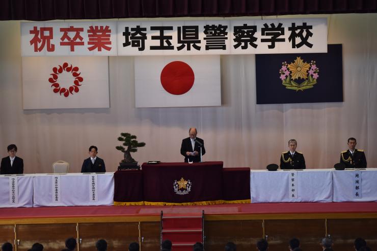 祝辞を述べる原委員