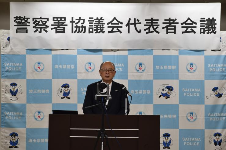 挨拶を述べる原委員長
